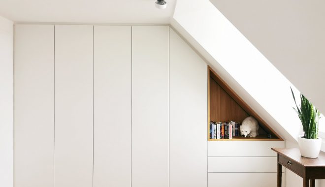 Einbauschrank in Dachschräge mit Nische in Eiche